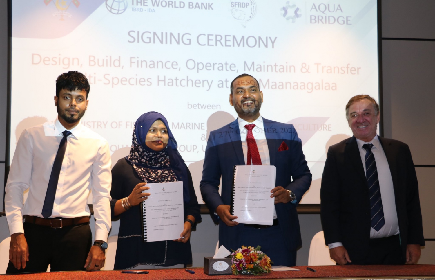 މިދިޔަ ހަފުތާ ބުރާސްފަތި ދުވަހު ފިޝަރީސް މިނިސްޓްރީން އަކުއާ ބްރިޖް ގްރޫޕާ ހެޗަރީ އެޅުމުގެ މަޝްރޫއު ހަވާލުކުރި ރަސްމިއްޔާތުގެ ތެރެއިން --ފޮޓޯ: ފިޝަރީސް މިނިސްޓްރީ