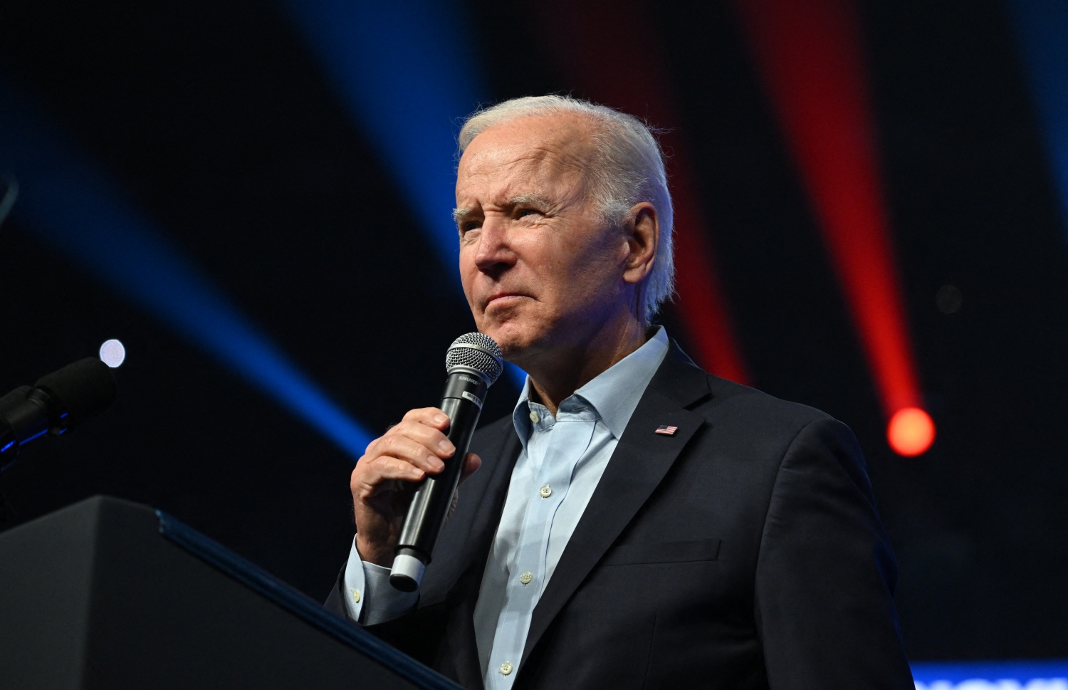 ނޮވެމްބަރު 5، 2022؛ އެމެރިކާގެ ގާނޫނު ހަދާ މަޖިލީހުގެ މަތިގެ، ސެނެޓް އަށް ވާދަ ކުރައްވާ ޑިމޮކްރެޓިކް ޕާޓީގެ ކެންޑިޑޭޓް ޖޯން ފެޓާމަން އަށް ތާއީދު ހޯދުމަށް ޕެންސެލްވީނިއާގައި ބޭޢްވި އެއްގުމުގައި، ރައީސް ޖޯ ބައިޑެން ތަގުރީރު ކުރައްވަނީ. --އޭއެފްޕީ