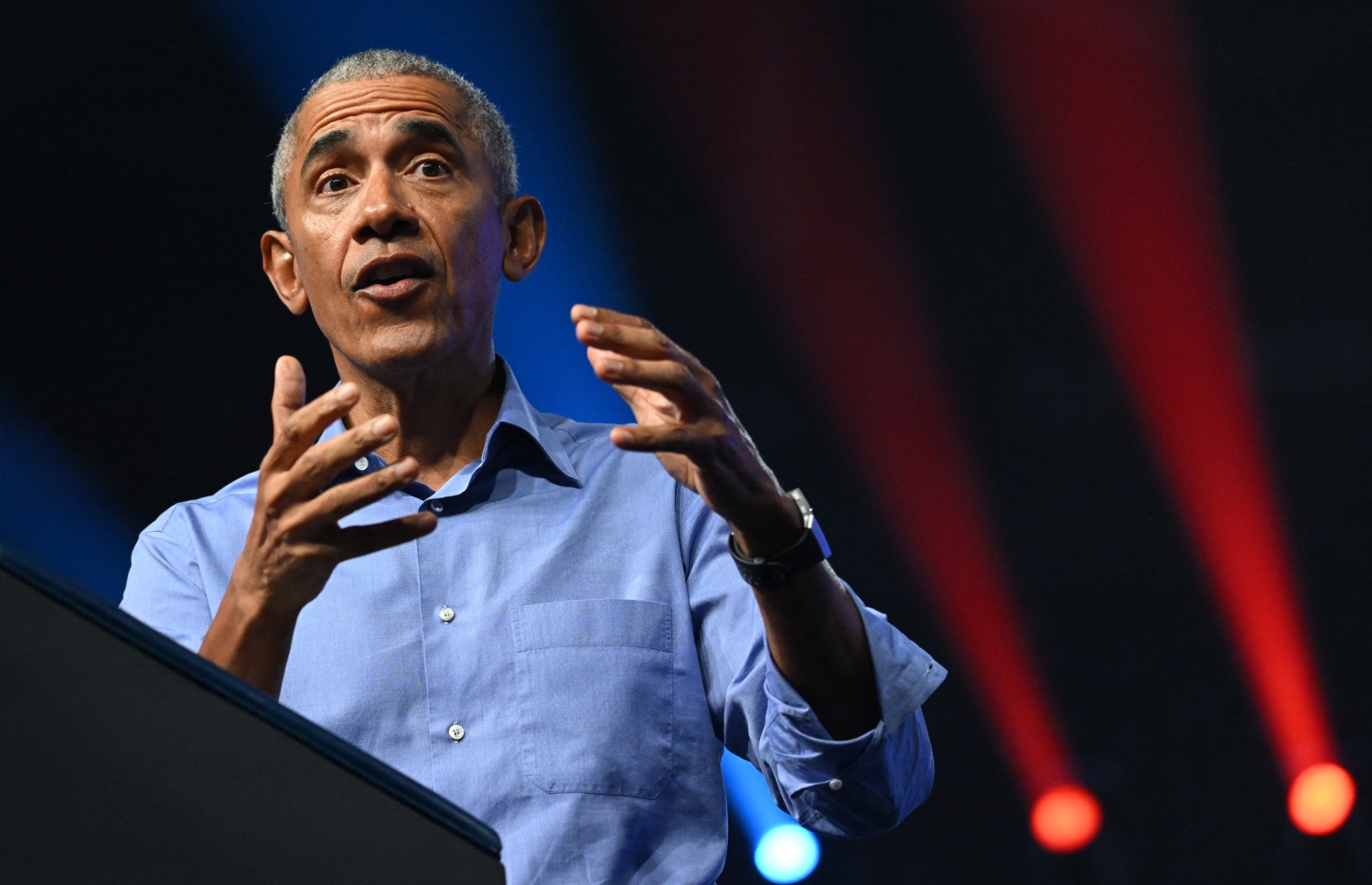 ނޮވެމްބަރު 5، 2022؛ އެމެރިކާގެ ގާނޫނު ހަދާ މަޖިލީހުގެ މަތިގެ، ސެނެޓް އަށް ވާދަ ކުރައްވާ ޑިމޮކްރެޓިކް ޕާޓީގެ ކެންޑިޑޭޓް ޖޯން ފެޓާމަން އަށް ތާއީދު ހޯދުމަށް ޕެންސެލްވީނިއާގައި ބޭޢްވި އެއްގުމުގައި، ކުރީގެ ރައީސް ބަރަކް އޮބާމާ ތަގުރީރު ކުރައްވަނީ. --އޭއެފްޕީ