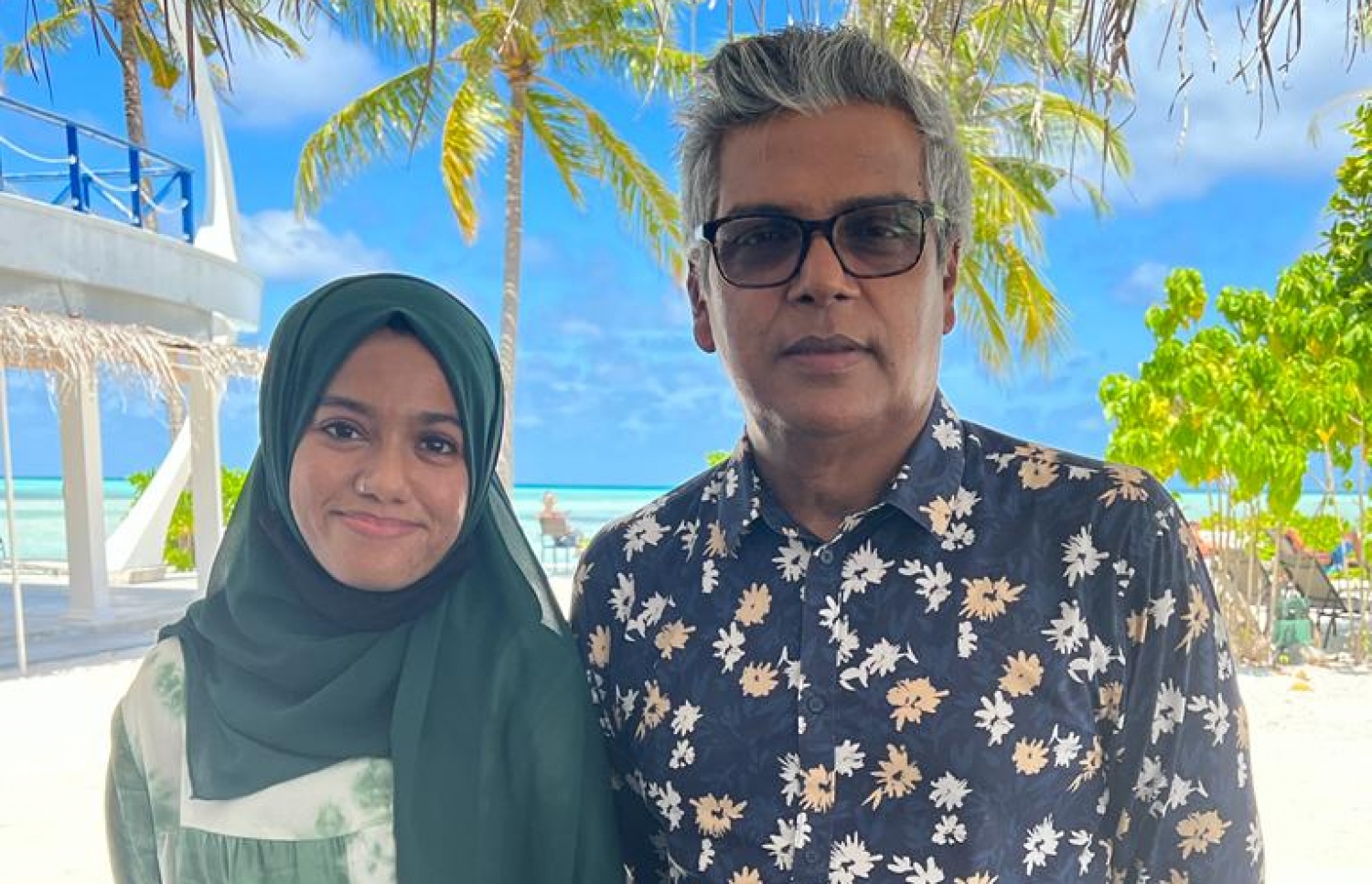 އާސިމާ (ވ) ރައްޔިތުންގެ މަޖިލީހުގެ ކުރީގެ ނާއިބް ރައީސް އަދި މަޝްހޫރު ފިލްމީ ބަތަލު ރީކޯ މޫސާ މަނިކުގެ އިންޓަވިއުއެއް ނެގުމަށް ފަހު ފޮޓޯއަކަށް ހުއްޓިގެން.