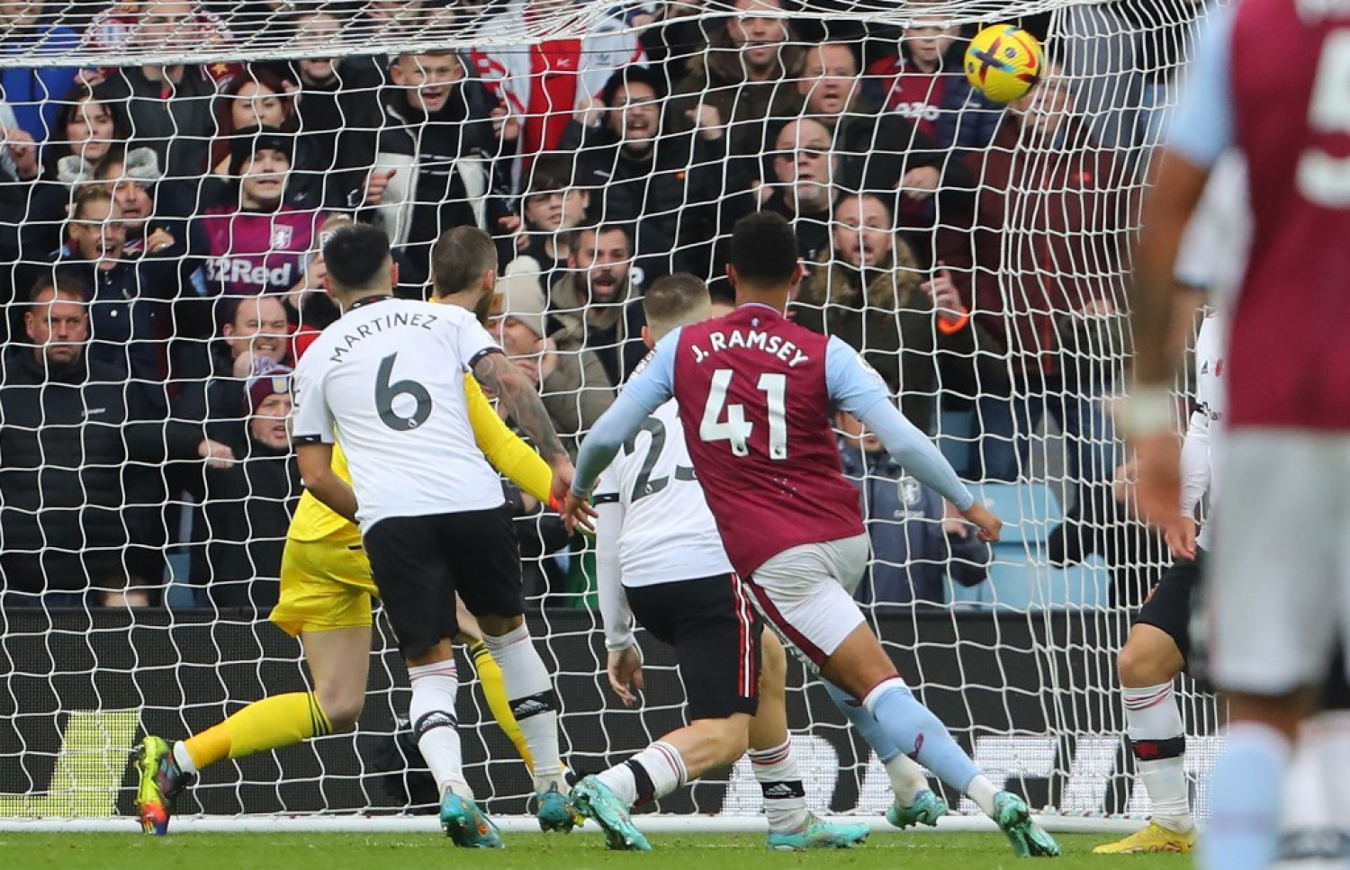 ޖޭކޮބް ރަމްސޭ، އެސްޓަން ވިލާގެ ތިންވަނަ ގޯލު ޖަހަނީ. މެޗުގައި ފެނުނު ހަތަރު ގޯލުގައި ވެސް ރަމްސޭގެ ހިއްސާ ބޮޑު. -- ފޮޓޯ: އޭއެފްޕީ