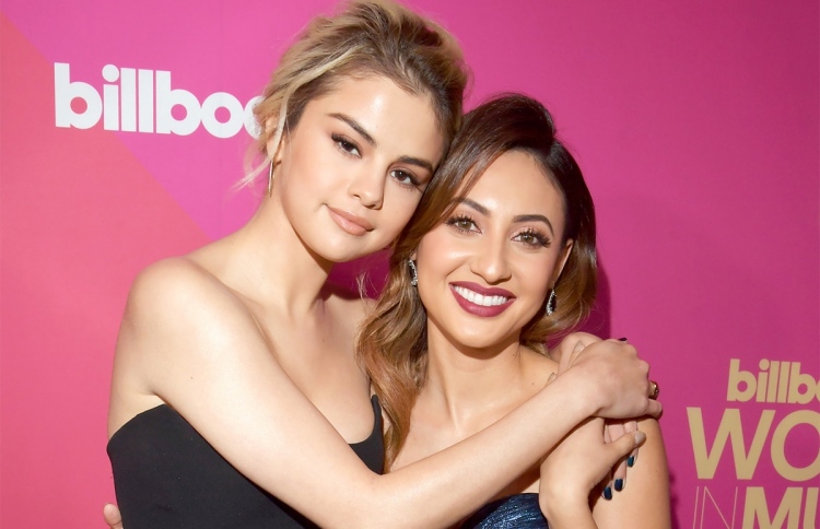 ސެލީނާއަށް ކިޑްނީ ހަދިޔާކުރި އެކުވެރިޔާއާ ދެބަސްވުމެއް