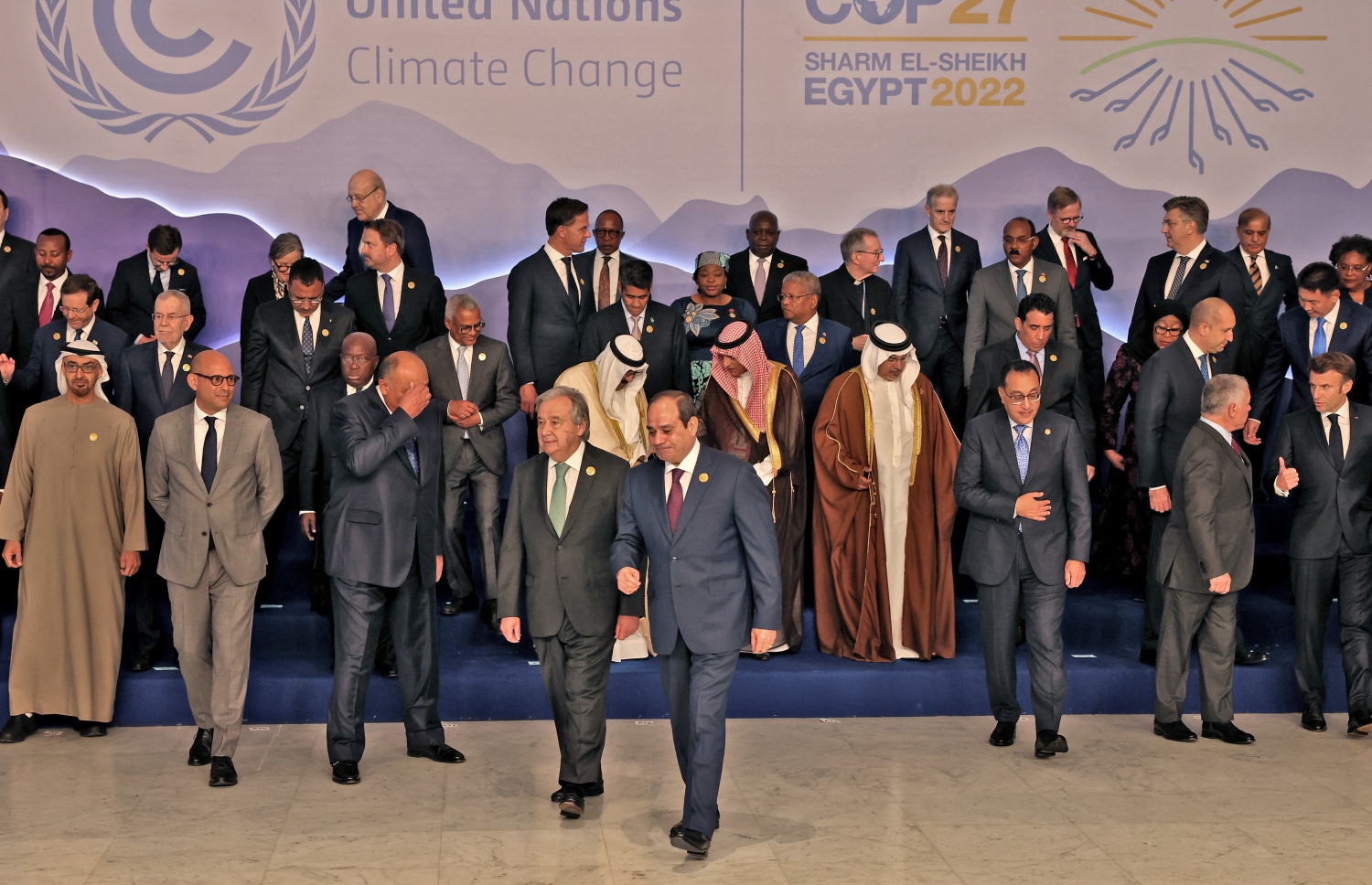 ނޮވެމްބަރ 7، 2022؛ މިސްރުގެ ޝަރަމުއް ޝައިޚްގައި ކުރިއަށް ދާ، އދ.ގެ މޫސުމާ ބެހޭ މަހާސިންތާ، ކޮޕް27 ގައި ބައިވެރިވާ ބައެއް ގައުމުތަކުގެ ވެރިން ގުރޫޕް ފޮޓޯއެއްގައި. --އޭއެފްޕީ