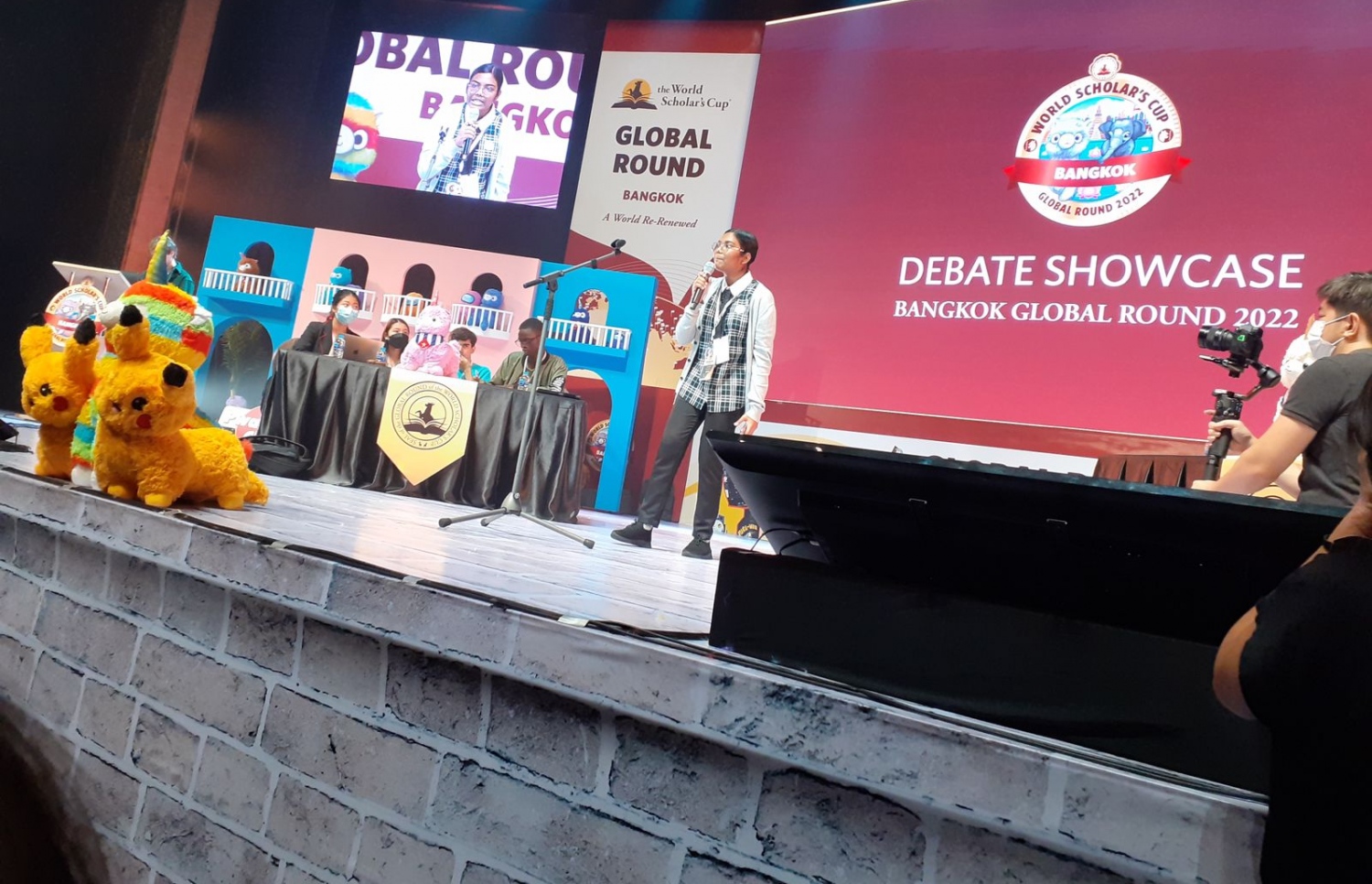 ބެންކޮކް ރައުންޑްގެ ޑިބޭޓް ޝޯކޭސްގައި އަހްމަދިއްޔާ އިންޓަނޭޝަނަލް ސްކޫލުގެ ހަނާން ބަހުސްކުރަނީ.