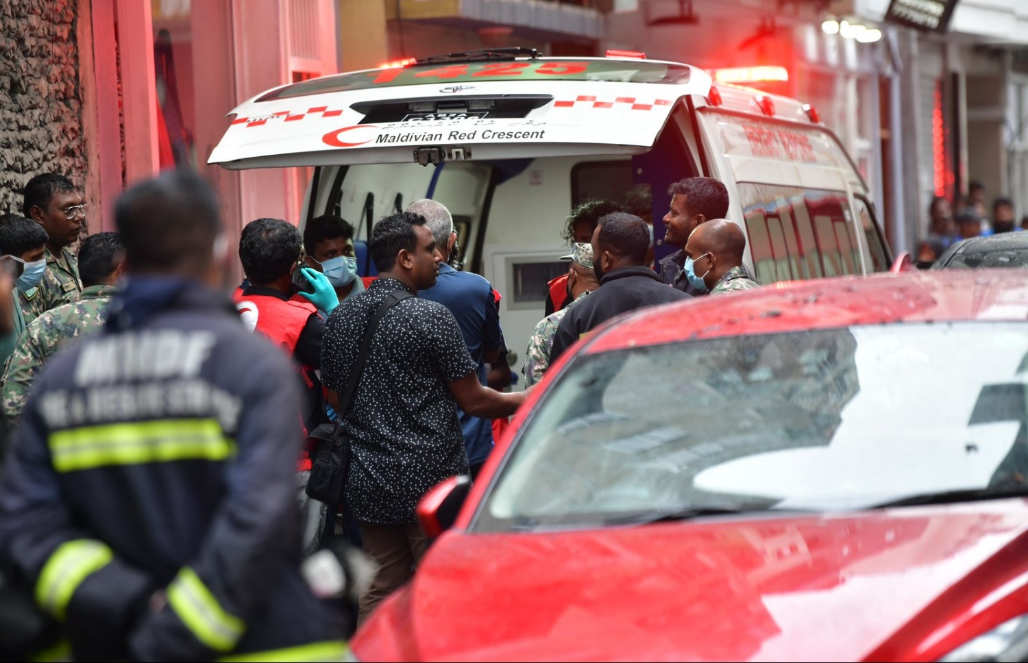 މ. ސެންޑްރޯސް ހުޅަނގު ބައިގައި ހުންނަ ގަރާޖުގައި ރޯވި އަލިފާނުގެ ހާދިސާގައި މަރުވި މީހެއްގެ ހަށިގަނޑު ގެންދަނީ -- ފޮޓޯ: ނިޝާން އަލީ | މިހާރު