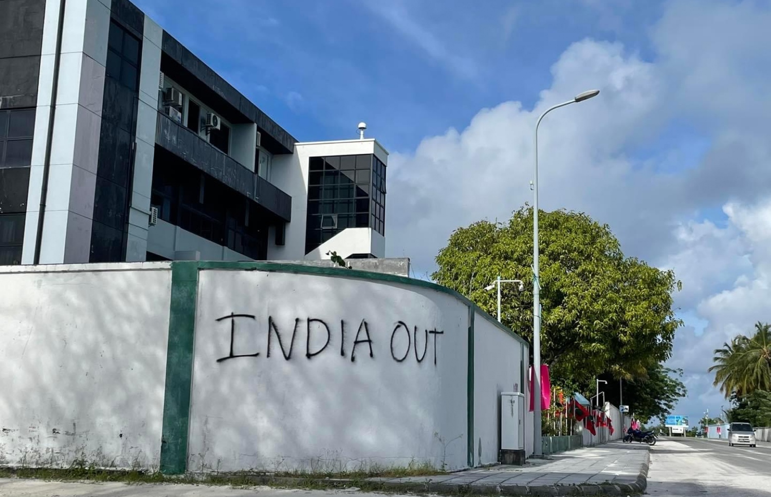 އައްޑޫ ސިޓީ ކައުންސިލުގެ އޮފީހުގެ ފާރުގައި "އިންޑިއާ އައުޓް" ޖަހައިފައި -- ފޮޓޯ: އައްޑޫ ލައިވް