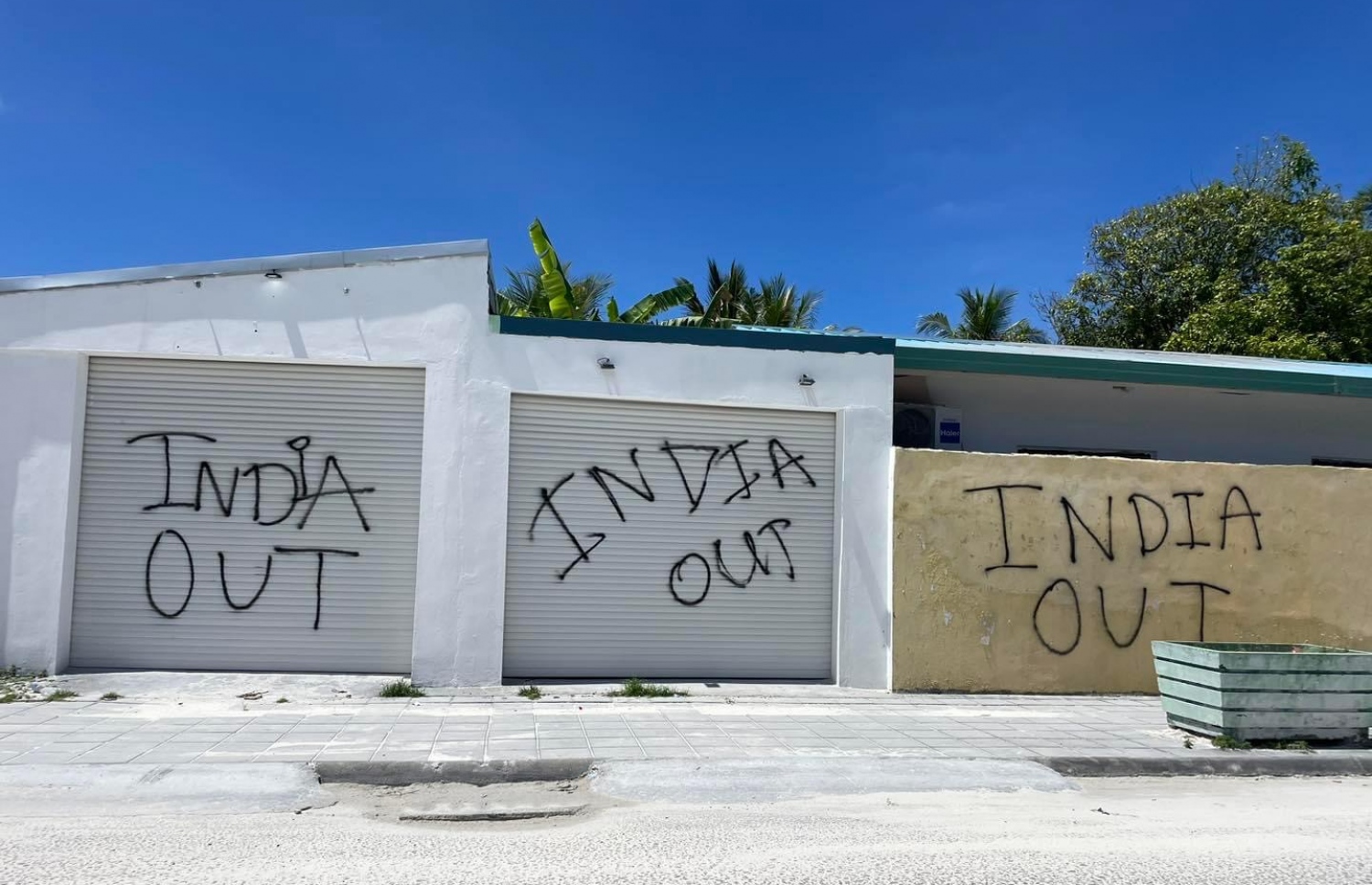 ހިތަދޫ ގެއެއްގެ ފާރުގައި "އިންޑިއާ އައުޓް" ޖަހައިފައި -- ފޮޓޯ: އައްޑޫ ލައިވް