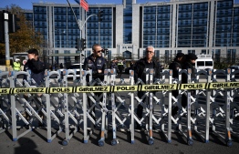 Turkish police officers surround the site with fences in front of Anadolu justice palace in Istanbul during the trial of Istanbul Mayor Ekrem Imamoglu, on charges of "insulting" election officials in the Kartal district, on November 11, 2022. - Istanbul's popular mayor is due back in court on November 11, 2022 for the latest instalment of a highly controversial trial that could see him banned from politics over a remark he made after beating President Recep Tayyip Erdogan's ally in 2019 polls. -- Photo: Ozan Kose / AFP