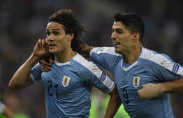 (FILES) In this file photo taken on June 24, 2019, Uruguay's Edinson Cavani (L) celebrates with teammate Luis Suarez after scoring against Chile during their Copa America football tournament group match at Maracana Stadium in Rio de Janeiro, Brazil. - Leading figures of a golden generation of Uruguay's national team, Suarez and Cavani form together an offensive duo since many years that will take part in its last World Cup in Qatar 2022. -- Photo: Mauro Pimentel / AFP