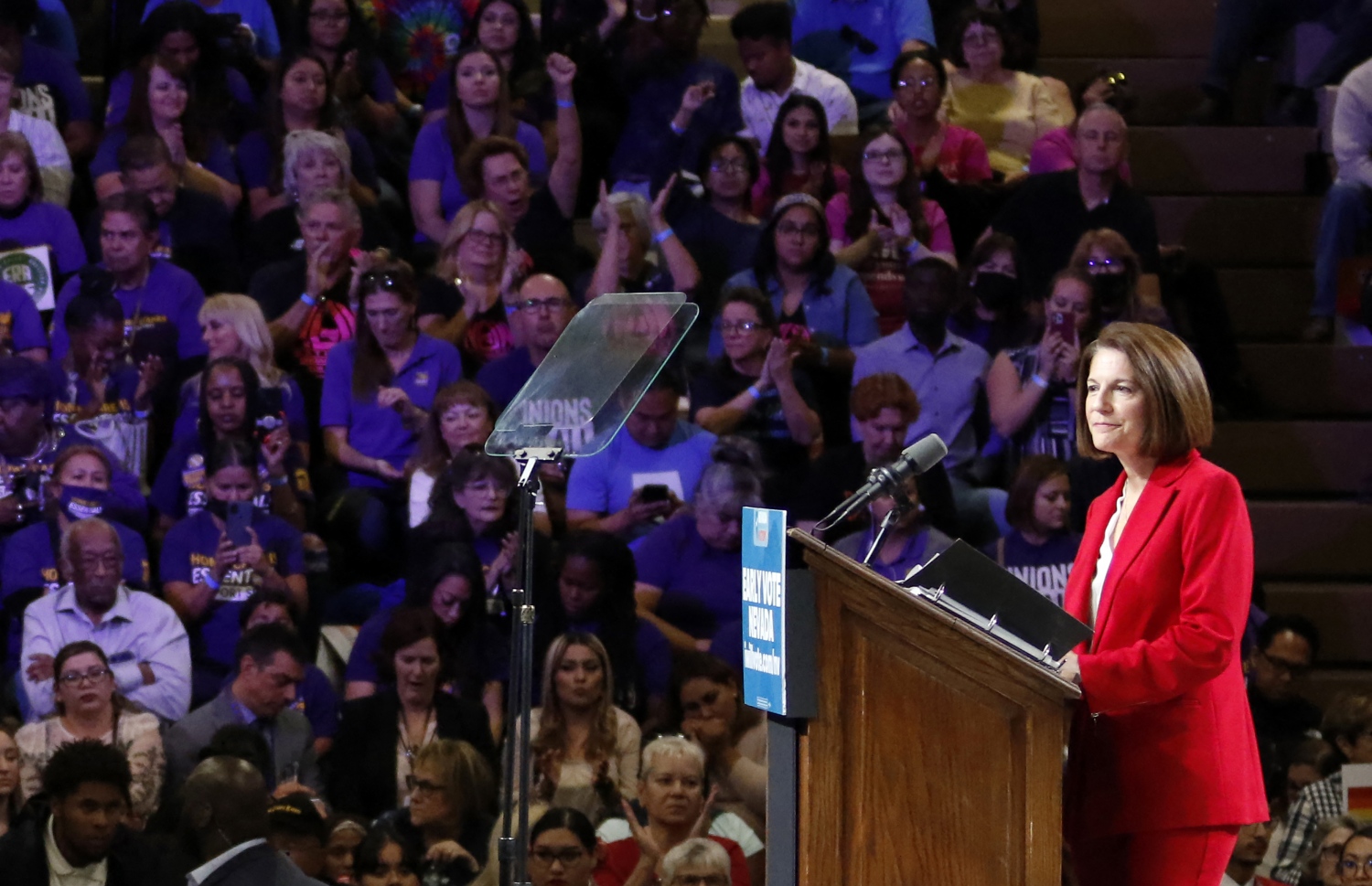 ނޮވެމްބަރ 12، 2022؛ އެމެރިކާގެ ގާނޫނު ހަދާ މަޖިލީހުގެ މަތިގޭގެ ނެވާޑާ ގޮނޑި އަށް ވާދަކުރެއްވި ކެތުރީން ކޯޓޭޒް މާސްޓޯ، ކެމްޕޭންގެ ތެރޭގައި ވާހަކަ ދައްކަވަނީ. --އޭއެފްޕީ