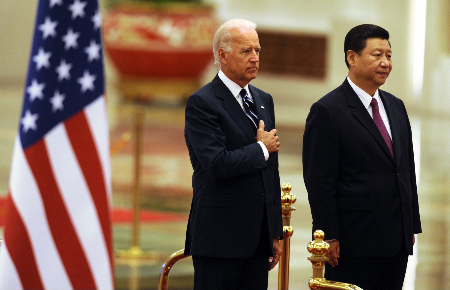 އޮގަސްޓް 18، 2011؛ އެމެރިކާގެ ނައިބު ރައީސް ޖޯ ބައިޑެން، ޗައިނާއަށް ކުރެއްވި ރަސްމީ ދަތުރުފުޅުގައި ޗައިނާގެ ފަރާތުން އެ ގައުމުގެ ނައިބު ރައީސް ޝީ ޖިންޕިންގް، ބައިޑެން އަށް މަރުހަބާ ދަންނަވަނީ. --އޭއެފްޕީ