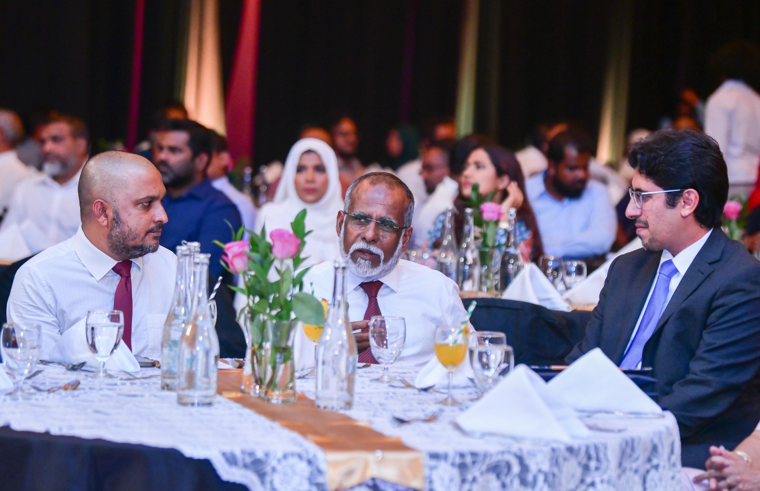 ރޭގެ ޖަލްސާގެ ޝަރަފުވެރި މެހުމާން ޑރ. ޒަކަރިއްޔާ އާއި އެމްއެމްސީގެ ރައީސް ޝަފާއު.---ފޮޓޯ: ފަޔާޒު މޫސާ| މިހާރު