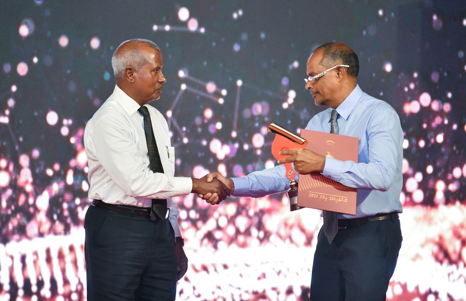 މިދިޔަ އަހަރު އެމްއެމްސީން ބޭއްވި ނޫސްވެރިކަމުގެ އިނާމު ހަފުލާގައި ހިރިގާ ޒާހިރު (ކ): މައުލޫމާތު ނުދިނުމުގެ މައްސަލަތައް ފަދަ ކަންކަމާ ހެދި ނޫސްވެރިކަމުގެ އިންޑެކްސްގައި ރާއްޖެ ފަހަތަށް ދާ މައްސަލާގައި ކަންބޮޑުވެވަޑައިގެންނެވި.---ފޮޓޯ: މިހާރު