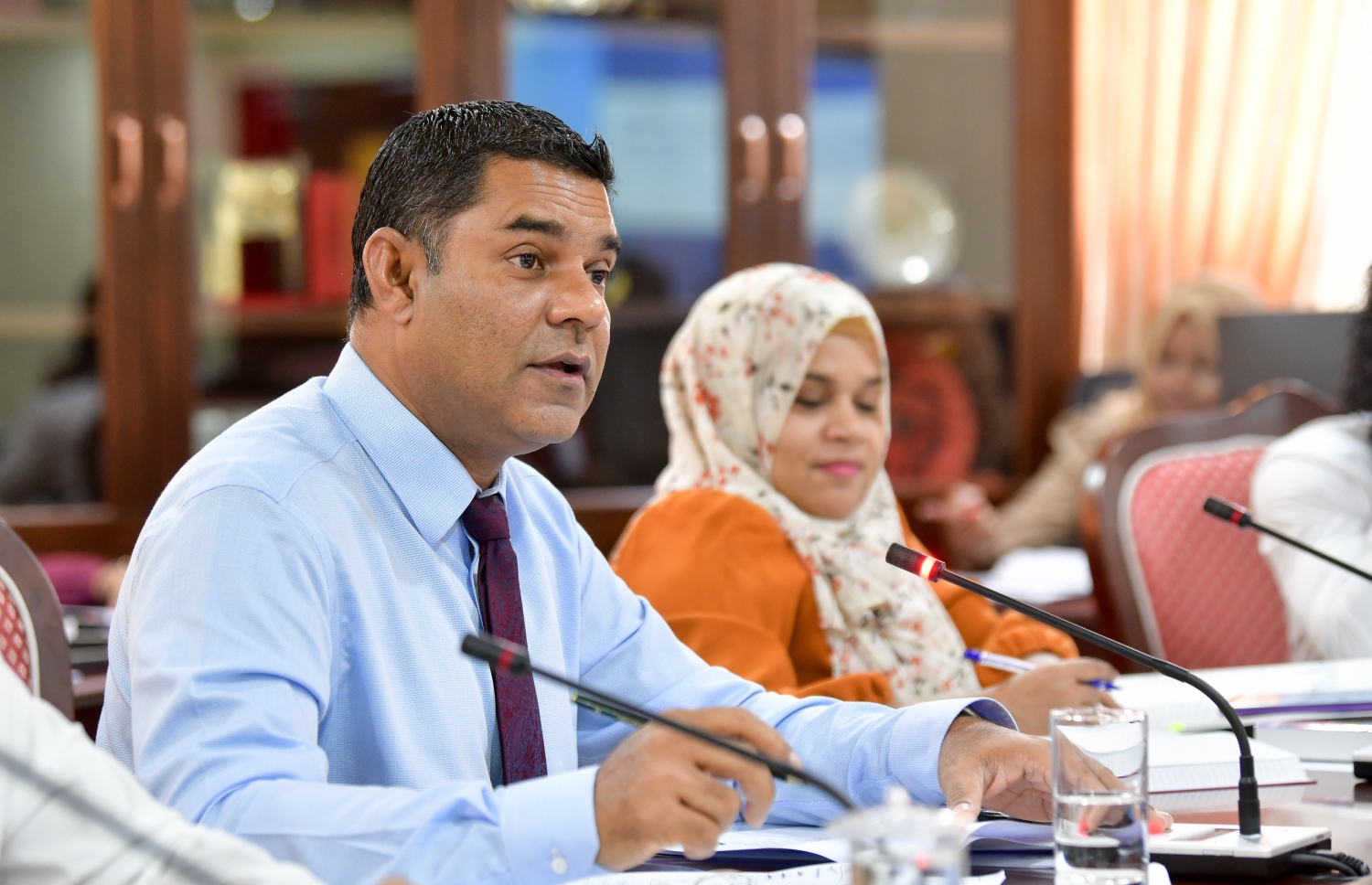 ކިނބިދޫ ދާއިރާގެ މެމްބަރު އަހުމަދު ނާޝިޒު މަޖިލީހުގެ ކޮމިޓީއެއްގައި ވާހަކަ ދައްކަވަނީ. --ފައިލް ފޮޓޯ: މަޖިލިސް