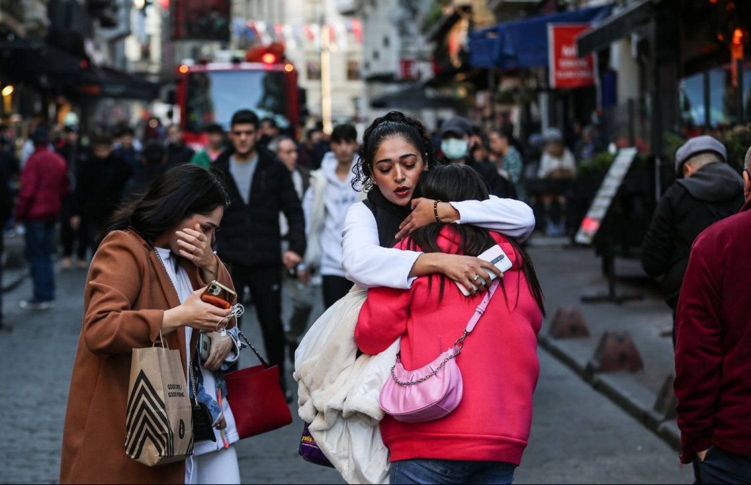 ނޮވެމްބަރ 13، 2022؛ ތުރުކީ ވިލާތުގެ އިސްތަންބޯލްގައި ދިން ބޮމުގެ ހަމަލާއާ ގުޅިގެން، އެ ސަރަހައްދުގައި ތިބި މީހުން އެކަކު އަނެކަކަށް އެހީތެރިވެދެނީ. --އޭއެފްޕީ