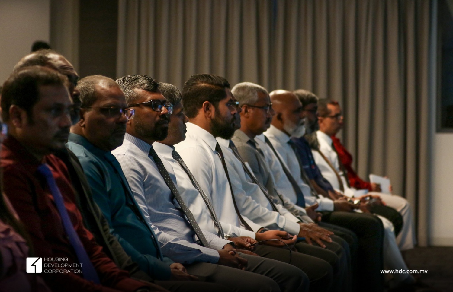 ހުޅުމާލޭގައި އަލަށް ފަށާ ބައެއް މަޝްރޫއުތަކުގެ އެއްބަސްވުމުގައި ސޮއިކުރުމަށް ބޭއްވި ރަސްމިއްޔާތުގައި އެޗްޑީސީ އާއި ބައެއް ކުންފުނިތަކުގެ އިސްވެރިން -- ފޮޓޯ: އެޗްޑީސީ