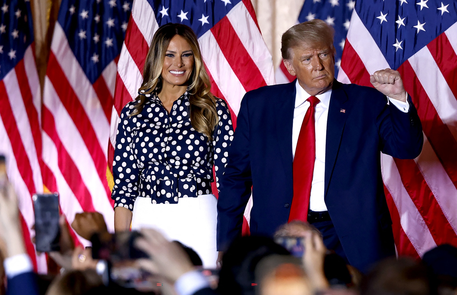 ނޮވެމްބަރ 15، 2022؛ އެމެރިކާގެ ކުރީގެ ރައީސް ޑޮނަލްޑް ޓްރަމްޕާއި އަނބިކަނބަލުން މިލޭނާ ޓްރަމްޕު، ފްލޮރިޑާގައި ހުންނަ ޓްރަމްޕުގެ އަމިއްލަ ރިސޯޓްގައި ސަޕޯޓަރުންނާ ބައްދަލުކުރައްވަނީ. -- އޭއެފްޕީ