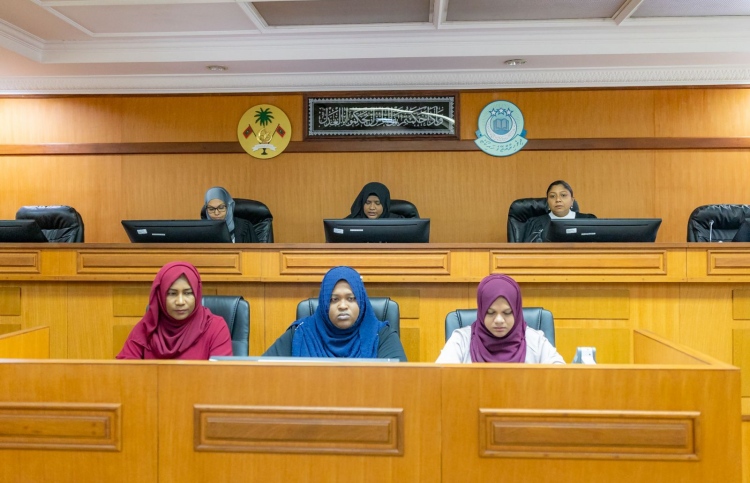 ހައި ކޯޓުގައި އަލަށް އަންހެން ފަނޑިޔާރުންގެ ބެންޗެއް