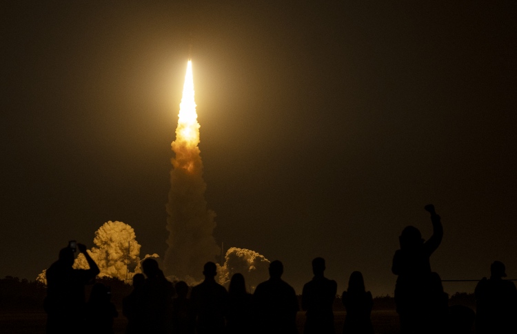 ނާސާ ހަނދަށް ދިއުމުގެ ދަތުރު ފަށައިފި