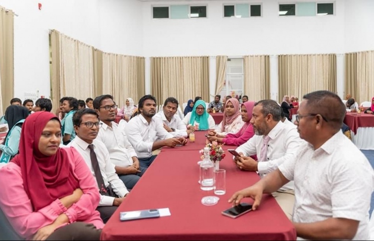 ނެށުމާ ދެކޮޅުހެދި ޓީޗަރު ވަޒީފާއިން ވަކިކުރީ ގޯސްކޮށް