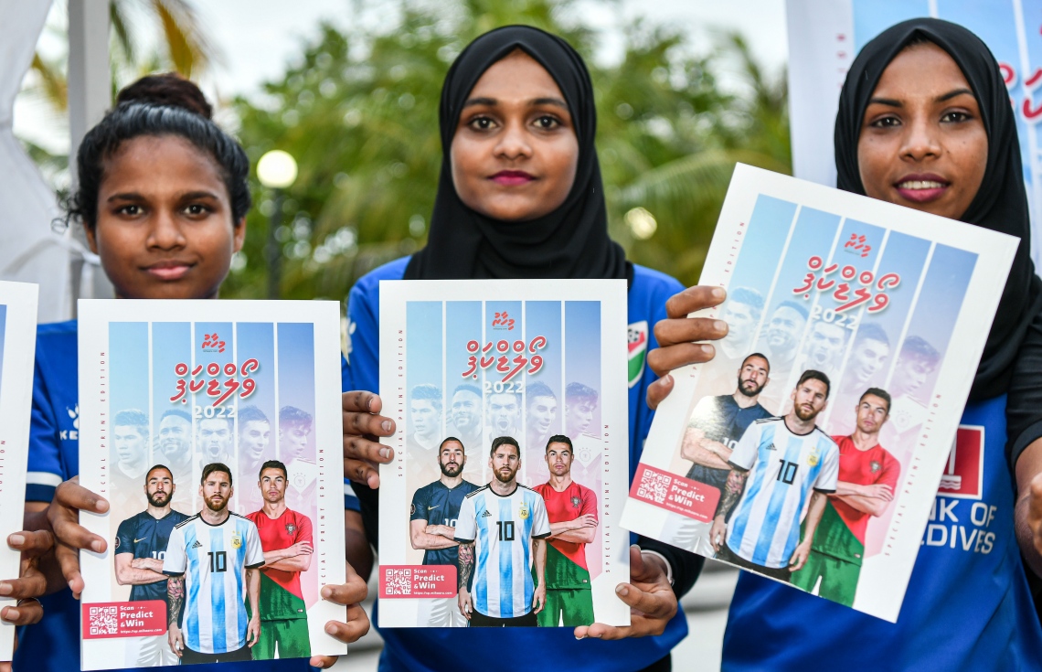 އާދިއްތަ ދުވަހު ގަތަރުގައި ފަށާ ވޯލްޑް ކަޕަަށް އަމާޒުކޮށް، "މިހާރު" އިން ތައްޔާރު ކުރި ގައިޑް ގައުމީ އަންހެން ފުޓްބޯޅަ ޓީމަށް ހާއްސަ ކުރި އިވެންޓްގައި ޓީމުގެ ކުޅުންތެރިން ގައިޑް ދައްކާލަނީ:"މިހާރު" ގެ ވޯލްޑް ކަޕް ގައިޑްގެ އިތުރުން މިހާރުން ތައްޔާރު ކޮށްފައިވާ ސްކޯ ޗާޓް ވެސް ވަނީ ހިލޭ ބަހާފައި.-- ފޮޓޯ: ފަޔާޒް މޫސާ/ މިހާރު