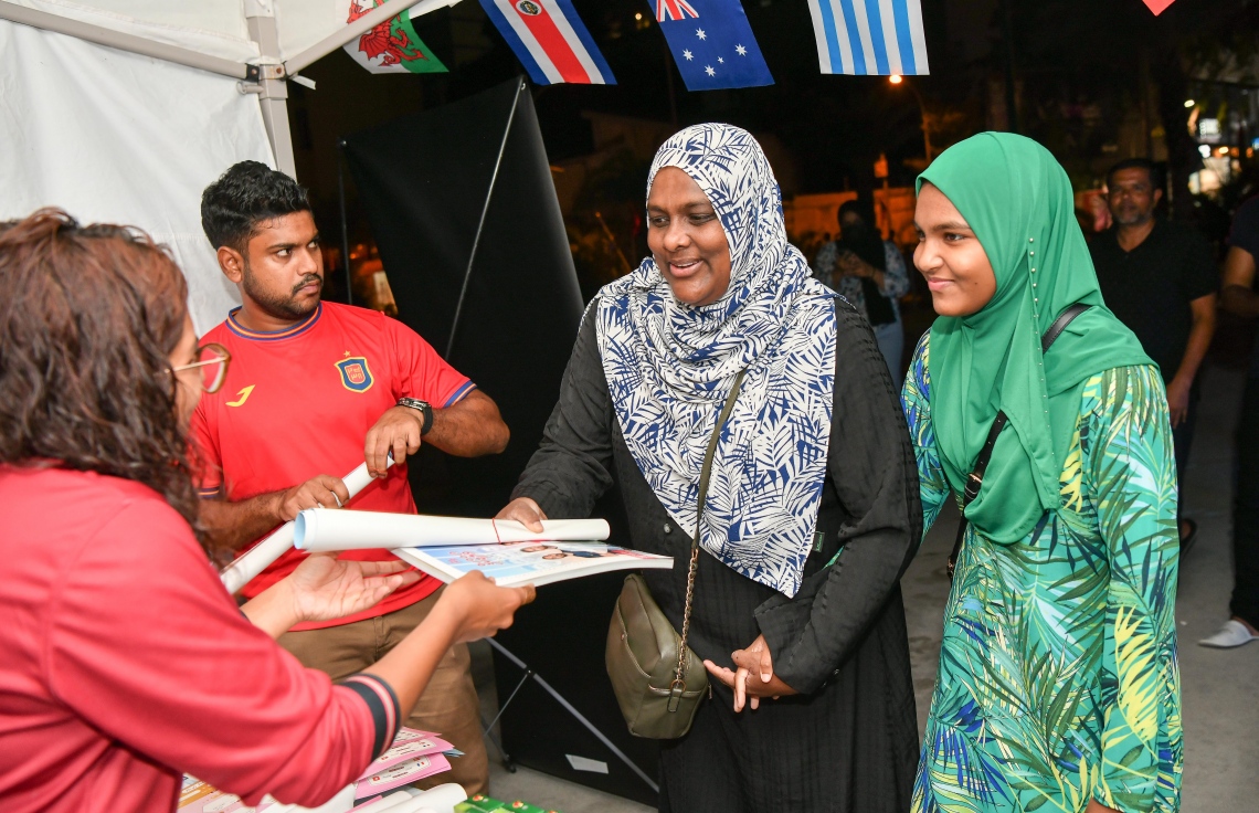 ގަތަރުގައި ފަށާ ވޯލްޑް ކަޕަަށް އަމާޒުކޮށް، "މިހާރު" އިން ތައްޔާރު ކުރި ގައިޑް އާޓިފިޝަލް ބީޗުގައި މިއަދު ބަހަނީ:"މިހާރު" ގެ ވޯލްޑް ކަޕް ގައިޑްގެ އިތުރުން މިހާރުން ތައްޔާރު ކޮށްފައިވާ ސްކޯ ޗާޓް ވެސް ވަނީ ހިލޭ ބަހާފައި.-- ފޮޓޯ: ނިޝާން އަލީ/ މިހާރު