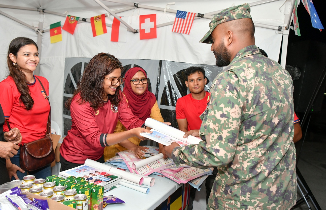 ގަތަރުގައި ފަށާ ވޯލްޑް ކަޕަަށް އަމާޒުކޮށް، "މިހާރު" އިން ތައްޔާރު ކުރި ގައިޑް އާޓިފިޝަލް ބީޗުގައި މިއަދު ބަހަނީ:"މިހާރު" ގެ ވޯލްޑް ކަޕް ގައިޑްގެ އިތުރުން މިހާރުން ތައްޔާރު ކޮށްފައިވާ ސްކޯ ޗާޓް ވެސް ވަނީ ހިލޭ ބަހާފައި.-- ފޮޓޯ: ނިޝާން އަލީ/ މިހާރު