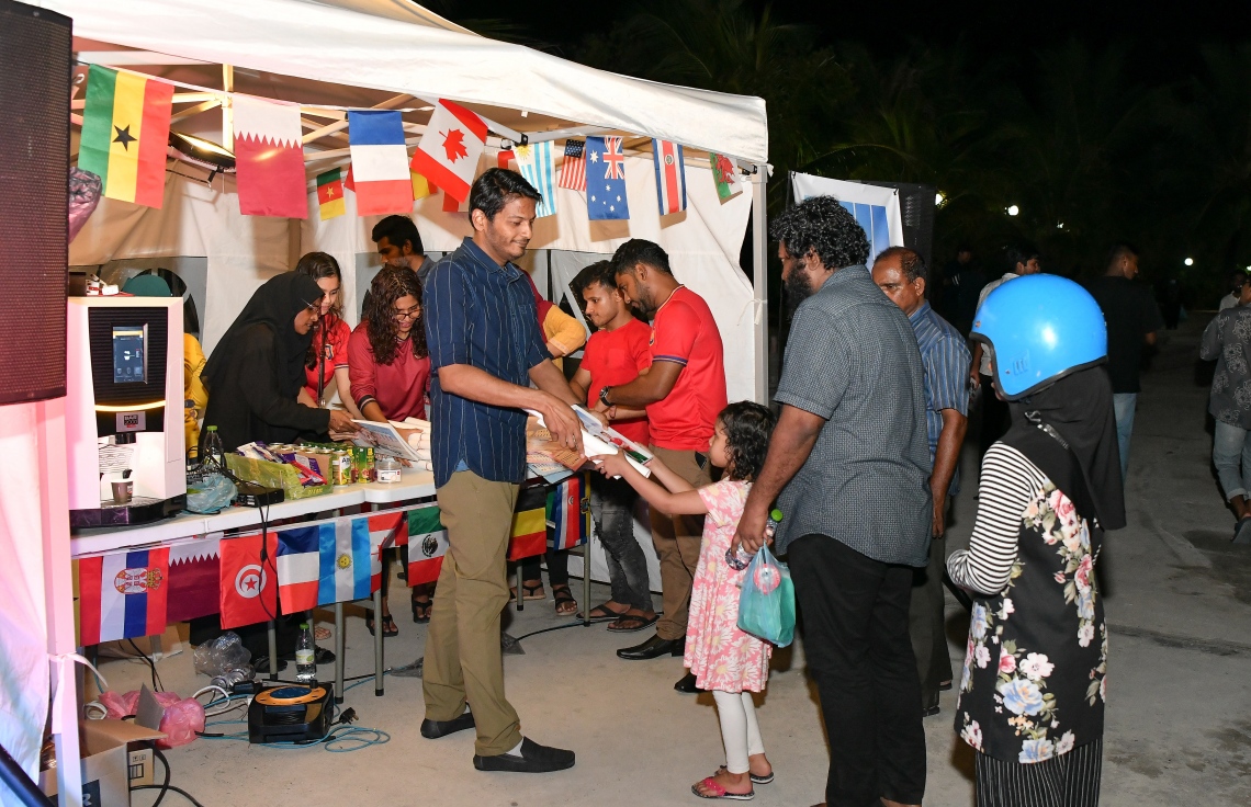 ގަތަރުގައި ފަށާ ވޯލްޑް ކަޕަަށް އަމާޒުކޮށް، "މިހާރު" އިން ތައްޔާރު ކުރި ގައިޑް އާޓިފިޝަލް ބީޗުގައި މިއަދު ބަހަނީ:"މިހާރު" ގެ ވޯލްޑް ކަޕް ގައިޑްގެ އިތުރުން މިހާރުން ތައްޔާރު ކޮށްފައިވާ ސްކޯ ޗާޓް ވެސް ވަނީ ހިލޭ ބަހާފައި.-- ފޮޓޯ: ނިޝާން އަލީ/ މިހާރު