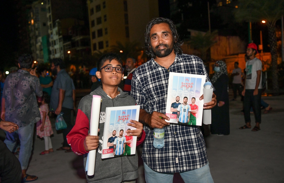 ގަތަރުގައި ފަށާ ވޯލްޑް ކަޕަަށް އަމާޒުކޮށް، "މިހާރު" އިން ތައްޔާރު ކުރި ގައިޑް އާޓިފިޝަލް ބީޗުގައި މިއަދު ބަހަނީ:"މިހާރު" ގެ ވޯލްޑް ކަޕް ގައިޑްގެ އިތުރުން މިހާރުން ތައްޔާރު ކޮށްފައިވާ ސްކޯ ޗާޓް ވެސް ވަނީ ހިލޭ ބަހާފައި.-- ފޮޓޯ: ނިޝާން އަލީ/ މިހާރު