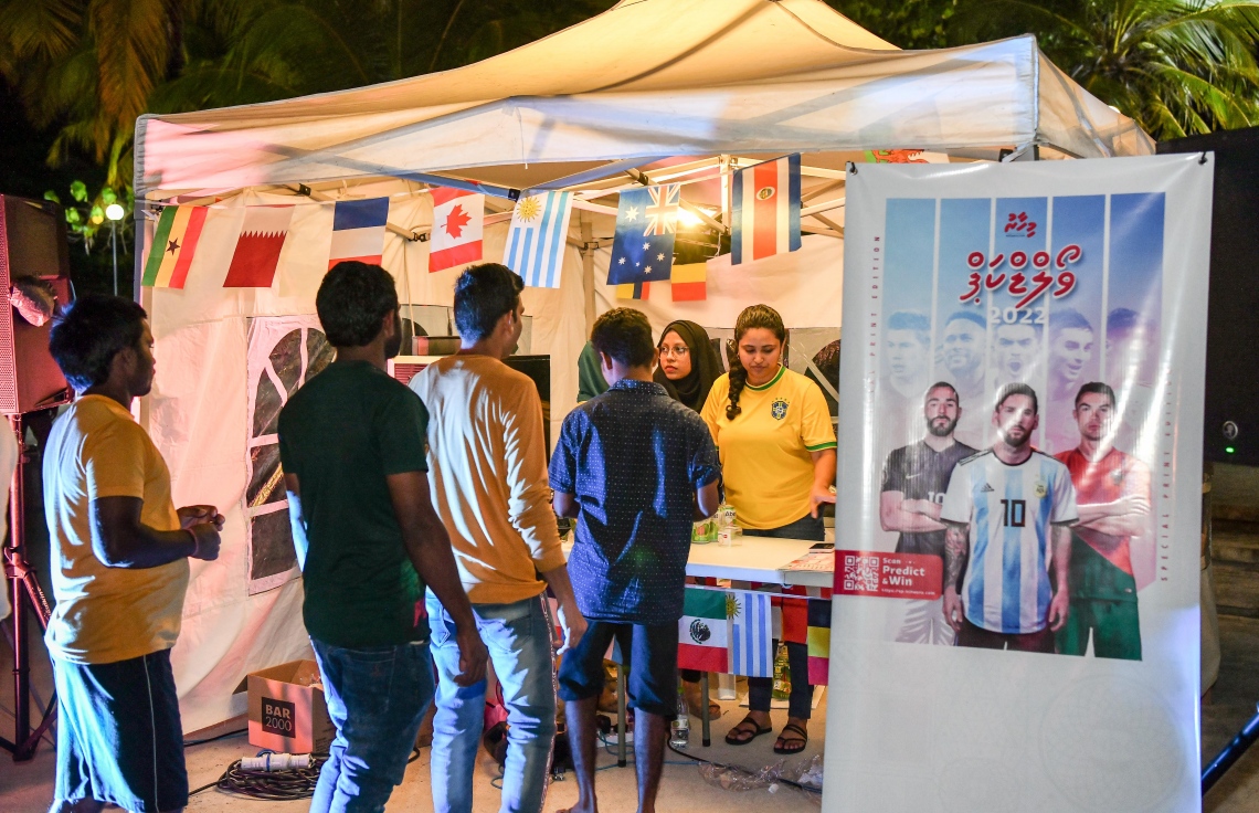 ގަތަރުގައި ފަށާ ވޯލްޑް ކަޕަަށް އަމާޒުކޮށް، "މިހާރު" އިން ތައްޔާރު ކުރި ގައިޑް އާޓިފިޝަލް ބީޗުގައި މިއަދު ބަހަނީ:"މިހާރު" ގެ ވޯލްޑް ކަޕް ގައިޑްގެ އިތުރުން މިހާރުން ތައްޔާރު ކޮށްފައިވާ ސްކޯ ޗާޓް ވެސް ވަނީ ހިލޭ ބަހާފައި.-- ފޮޓޯ: ނިޝާން އަލީ/ މިހާރު