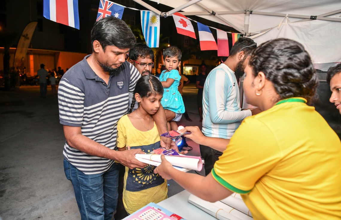 ގަތަރުގައި ފަށާ ވޯލްޑް ކަޕަަށް އަމާޒުކޮށް، "މިހާރު" އިން ތައްޔާރު ކުރި ގައިޑް އާޓިފިޝަލް ބީޗުގައި މިއަދު ބަހަނީ:"މިހާރު" ގެ ވޯލްޑް ކަޕް ގައިޑްގެ އިތުރުން މިހާރުން ތައްޔާރު ކޮށްފައިވާ ސްކޯ ޗާޓް ވެސް ވަނީ ހިލޭ ބަހާފައި.-- ފޮޓޯ: ނިޝާން އަލީ/ މިހާރު