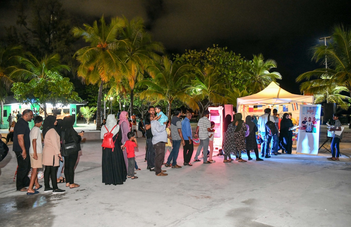 މިހާރު" ގެ ވޯލްޑް ކަޕް ގައިޑް ހޯދަން ގިނަ އަދަދެއްގެ ބަޔަކު ކިޔުގައި ޖެހިގެން --- ފޮޓޯ: ނިޝާން އަލީ | މިހާރު