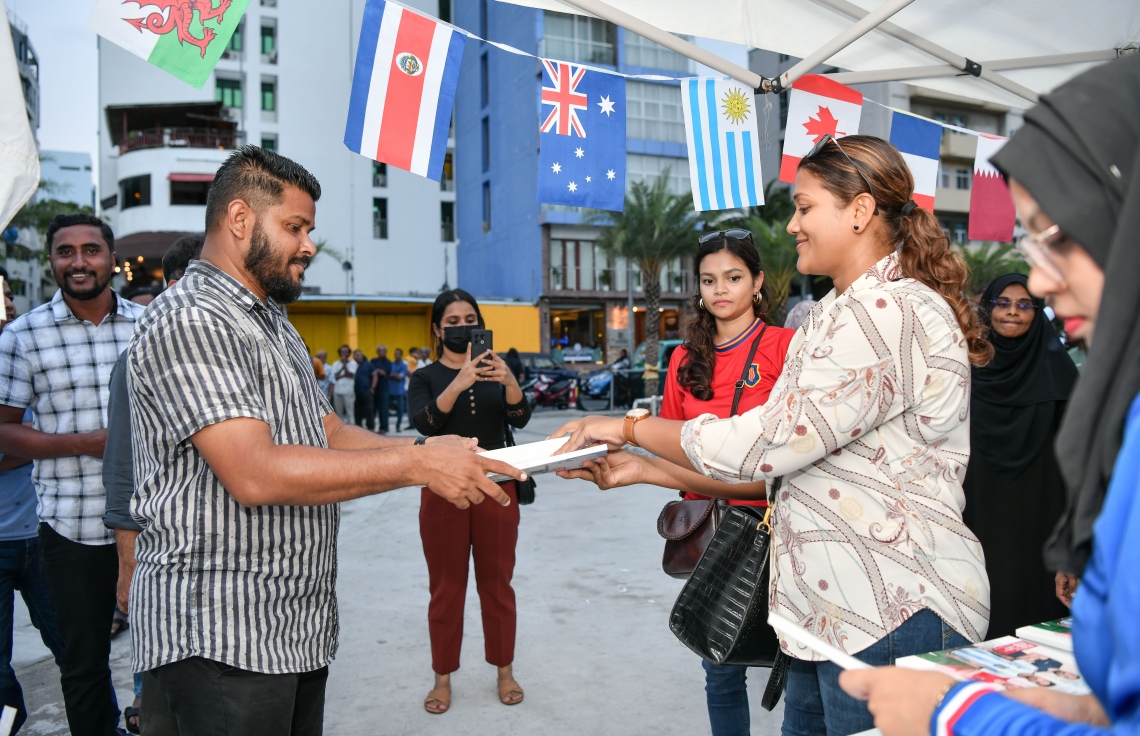 ގަތަރުގައި ފަށާ ވޯލްޑް ކަޕަަށް އަމާޒުކޮށް، "މިހާރު" އިން ތައްޔާރު ކުރި ގައިޑް އާޓިފިޝަލް ބީޗުގައި މިއަދު ބަހަނީ:"މިހާރު" ގެ ވޯލްޑް ކަޕް ގައިޑްގެ އިތުރުން މިހާރުން ތައްޔާރު ކޮށްފައިވާ ސްކޯ ޗާޓް ވެސް ވަނީ ހިލޭ ބަހާފައި.-- ފޮޓޯ: ނިޝާން އަލީ/ މިހާރު