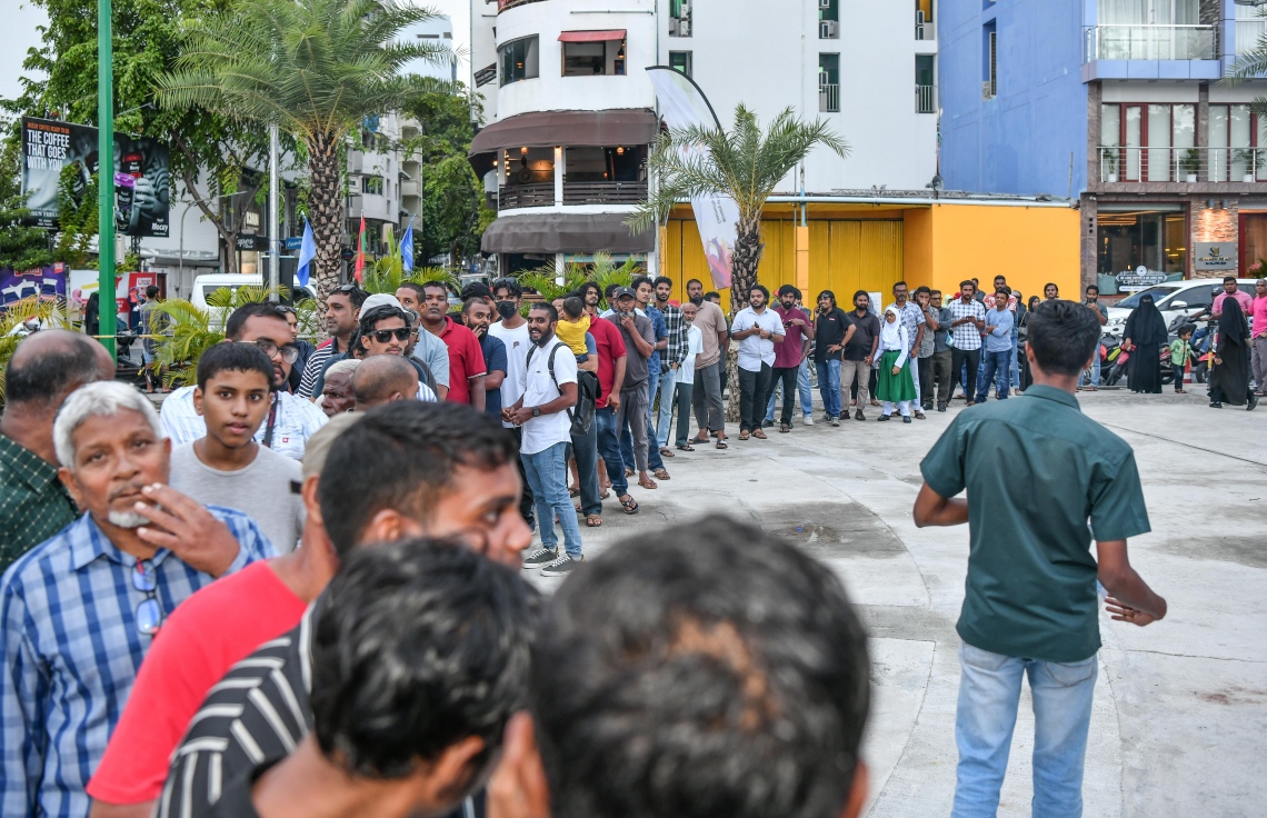 މިހާރު" ގެ ވޯލްޑް ކަޕް ގައިޑް ހޯދަން ގިނަ އަދަދެއްގެ ބަޔަކު ކިޔުގައި ޖެހިގެން --- ފޮޓޯ: ފަޔާޒް މޫސާ| މިހާރު