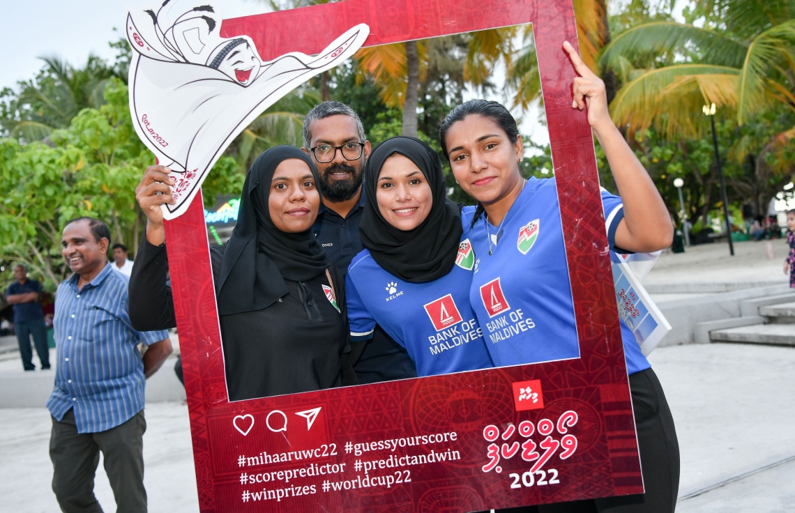 އާދިއްތަ ދުވަހު ގަތަރުގައި ފަށާ ވޯލްޑް ކަޕަަށް އަމާޒުކޮށް، "މިހާރު" އިން ތައްޔާރު ކުރި ގައިޑް ނެރުމަށް ބޭއްވި އިވެންޓުގައި ގައުމީ އަންހެން ފުޓްބޯޅަ ޓީމުގެ ކުޅުންތެރިން ފޮޓޯއަކަށް ހުއްޓިގެން:"މިހާރު" ގެ ވޯލްޑް ކަޕް ގައިޑްގެ އިތުރުން މިހާރުން ތައްޔާރު ކޮށްފައިވާ ސްކޯ ޗާޓް ވެސް ވަނީ ހިލޭ ބަހާފައި.-- ފޮޓޯ: ފަޔާޒް މޫސާ/ މިހާރު