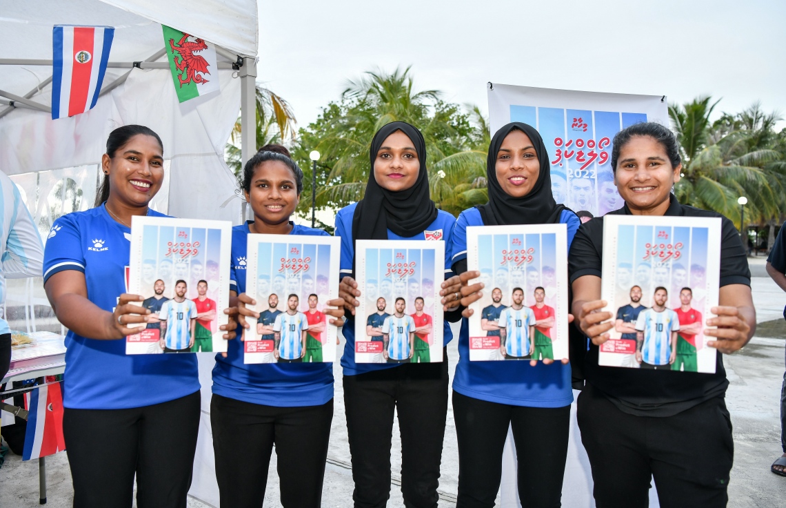 އާދިއްތަ ދުވަހު ގަތަރުގައި ފަށާ ވޯލްޑް ކަޕަަށް އަމާޒުކޮށް، "މިހާރު" އިން ތައްޔާރު ކުރި ގައިޑް ގައުމީ އަންހެން ފުޓްބޯޅަ ޓީމަށް ހާއްސަ ކުރި އިވެންޓްގައި ޓީމުގެ ކުޅުންތެރިން ގައިޑް ދައްކާލަނީ:"މިހާރު" ގެ ވޯލްޑް ކަޕް ގައިޑްގެ އިތުރުން މިހާރުން ތައްޔާރު ކޮށްފައިވާ ސްކޯ ޗާޓް ވެސް ވަނީ ހިލޭ ބަހާފައި.-- ފޮޓޯ: ފަޔާޒް މޫސާ/ މިހާރު