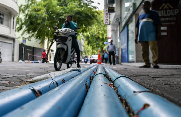 އަނެއްކާވެސް ޕެލެޓާއި ހޮޅިތަކުން މަގުތައް ފުރެނީ