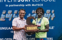 Rannamaari Challenge 1444 Men's Open Champion Mohamed Irushad being gifted the award by Adam Azim, CEO of the event's title sponsor; MTCC-- Photo: MSA