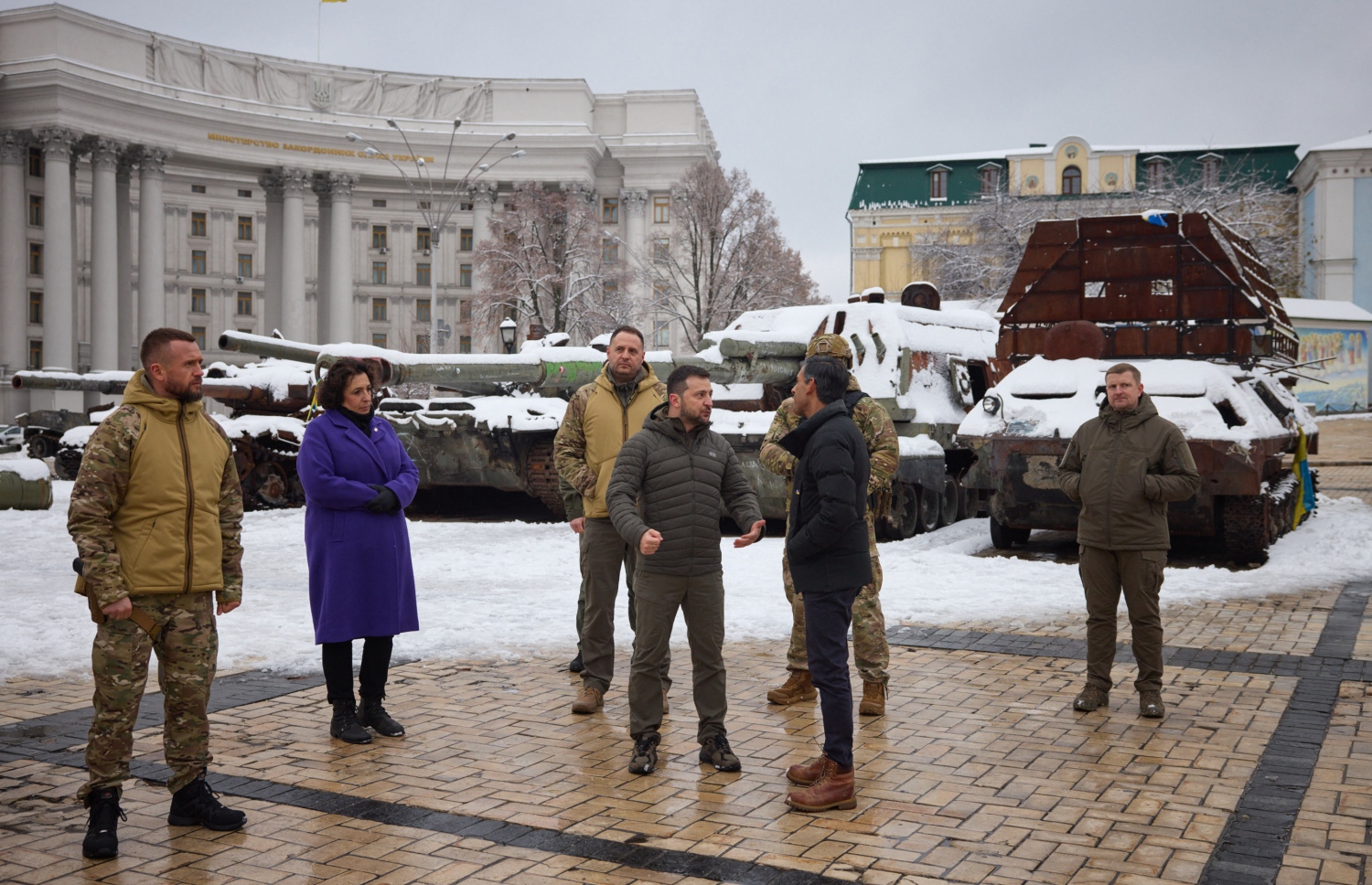 ނޮވެމްބަރ 19، 2022؛ އިނގިރޭސި ވިލާތުގެ ބޮޑުވަޒީރު ރިޝީ ސުނަކް ޔޫކްރޭންގެ ވެރިރަށް ކިޔޭވް އަށް ވަޑައިގެން ޔޫކްރޭންގެ ރައީސް ވޮލޮޑިމިރީޒް ޒެލެންސްކީއާ ބައްދަލުކުރެއްވުމަށް ފަހު، ހަނގުރާމައިގައި ލިބިފައިވާ ބައެއް ގެއްލުންތައް ބައްލަވާލައްވަނީ. --އޭއެފްޕީ