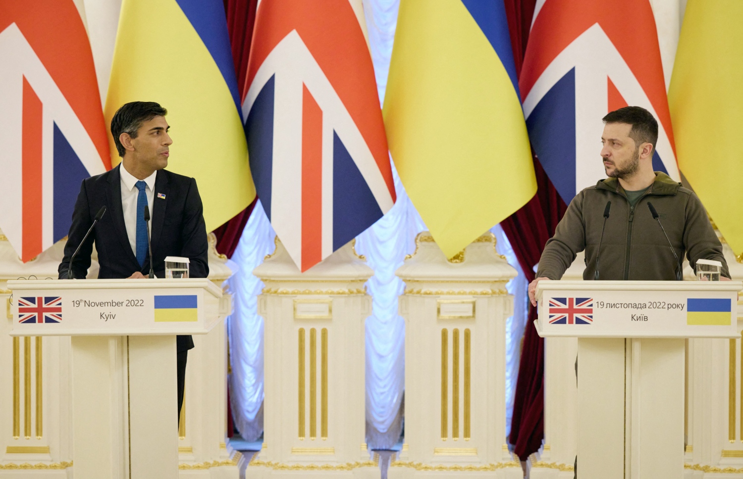 ނޮވެމްބަރ 19، 2022؛ އިނގިރޭސި ވިލާތުގެ ބޮޑުވަޒީރު ރިޝީ ސުނަކް (ވ) ޔޫކްރޭންގެ ވެރިރަށް ކިޔޭވް އަށް ވަޑައިގެން ޔޫކްރޭންގެ ރައީސް ވޮލޮޑިމިރީޒް ޒެލެންސްކީއާ ބައްދަލުކުރެއްވުމަށް ފަހު ދެ ބޭފުޅުން އެކުގައި ނޫސްވެރިންނާ ބައްދަލުކުރައްވަނީ.. --އޭއެފްޕީ