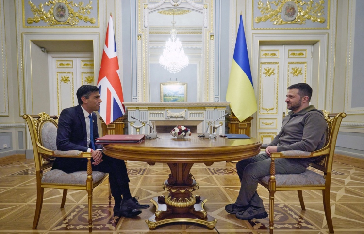 އިނގިރޭސި ބޮޑުވަޒީރު ރިޝީ ޔޫކްރޭނަށް