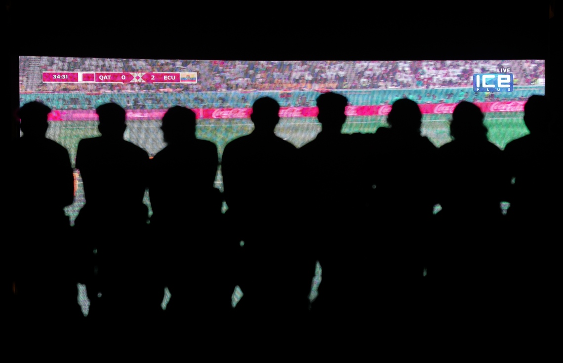 މާލޭގެ އާޓީފިޝަލް ބީޗުގައި ބަހައްޓާފައިވާ ބޮޑު ސްކްރީނުން މެޗު ބެލުމަށް ބަޔަކު ޖަމާވެފައި: ވޯލްޑް ކަޕްގެ މެޗުތައް ބެލުމަށް ރާއްޖޭގައި ވެސް ވަނީ ގިނަ އިންތިޒާމުތަކެއް ހަމަޖައްސާފައި.---ފޮޓޯ: ފަޔާޒު މޫސާ| މިހާރު