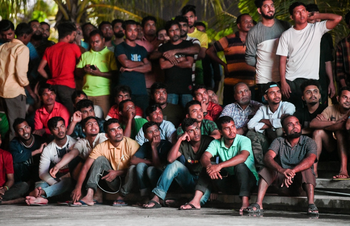 މާލޭގެ އާޓީފިޝަލް ބީޗުގައި ބަހައްޓާފައިވާ ބޮޑު ސްކްރީނުން މެޗު ބެލުމަށް ބަޔަކު ޖަމާވެފައި: ވޯލްޑް ކަޕްގެ މެޗުތައް ބެލުމަށް ރާއްޖޭގައި ވެސް ވަނީ ގިނަ އިންތިޒާމުތަކެއް ހަމަޖައްސާފައި.---ފޮޓޯ: ފަޔާޒު މޫސާ| މިހާރު