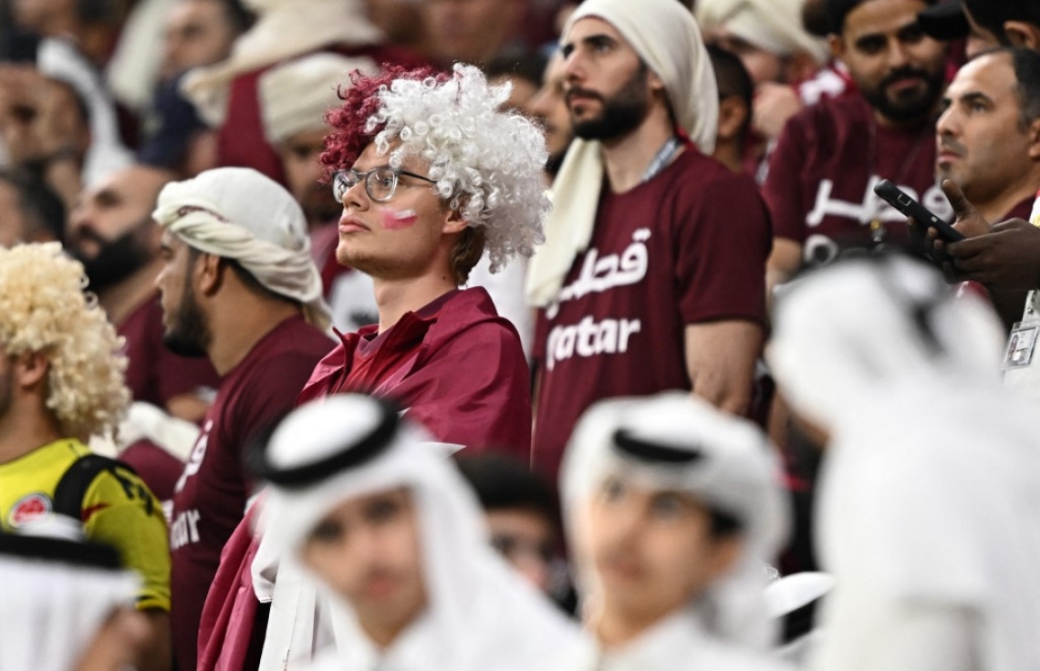 ވޯލްޑް ކަޕުގެ ފުރަތަމަ މެޗުން އިކުއެޑޯ އަތުން ބަލިވުމުން ގަތަރުގެ ޓީމުގެ ސަޕޯޓަރުން މާޔޫސްވެފައި. -- ފޮޓޯ: އޭއެފްޕީ