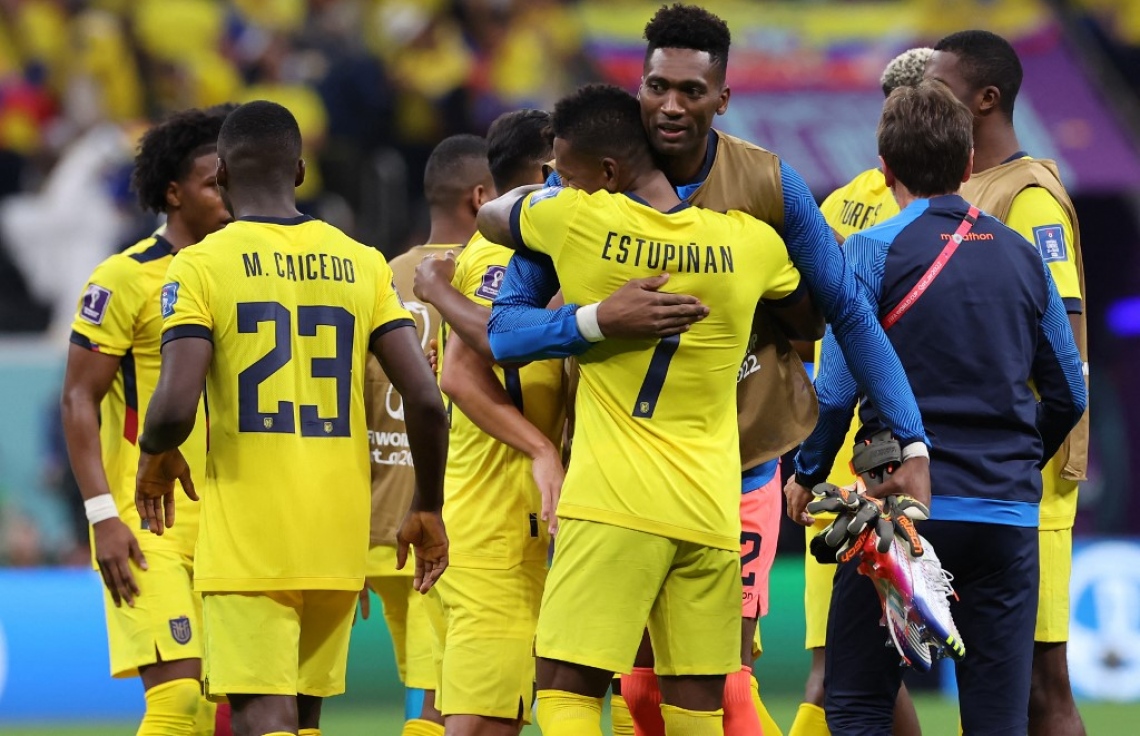 ވޯލްޑް ކަޕުގެ ފުރަތަމަ މެޗުގައި ގަތަރު ކޮޅަށް ލަނޑު ޖެހުމަށް ފަހު އިކުއެޑޯ ކުޅުންތެރިން އުފާފާޅުކުރަނީ. -- ފޮޓޯ: އޭއެފްޕީ