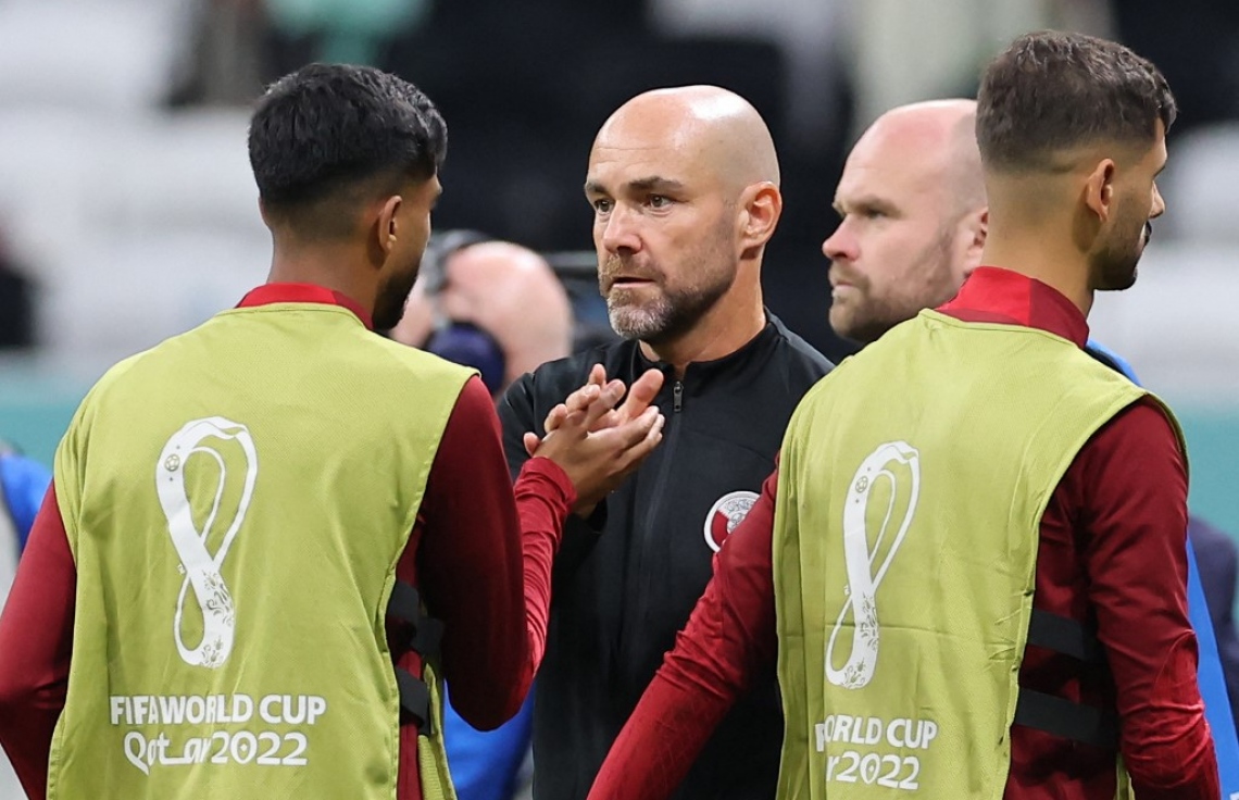 ވޯލްޑް ކަޕުގައި ގަތަރާއި އިކުއޭޑޯ ބައްދަލުކުރި މެޗު ނިމުމުން ގަތަރުގެ ކޯޗު ފެލިކްސް ސަންޗީޒް ކުޅުންތެރިންނާ ވާހަކަ ދައްކަނީ. -- ފޮޓޯ: އޭއެފްޕީ