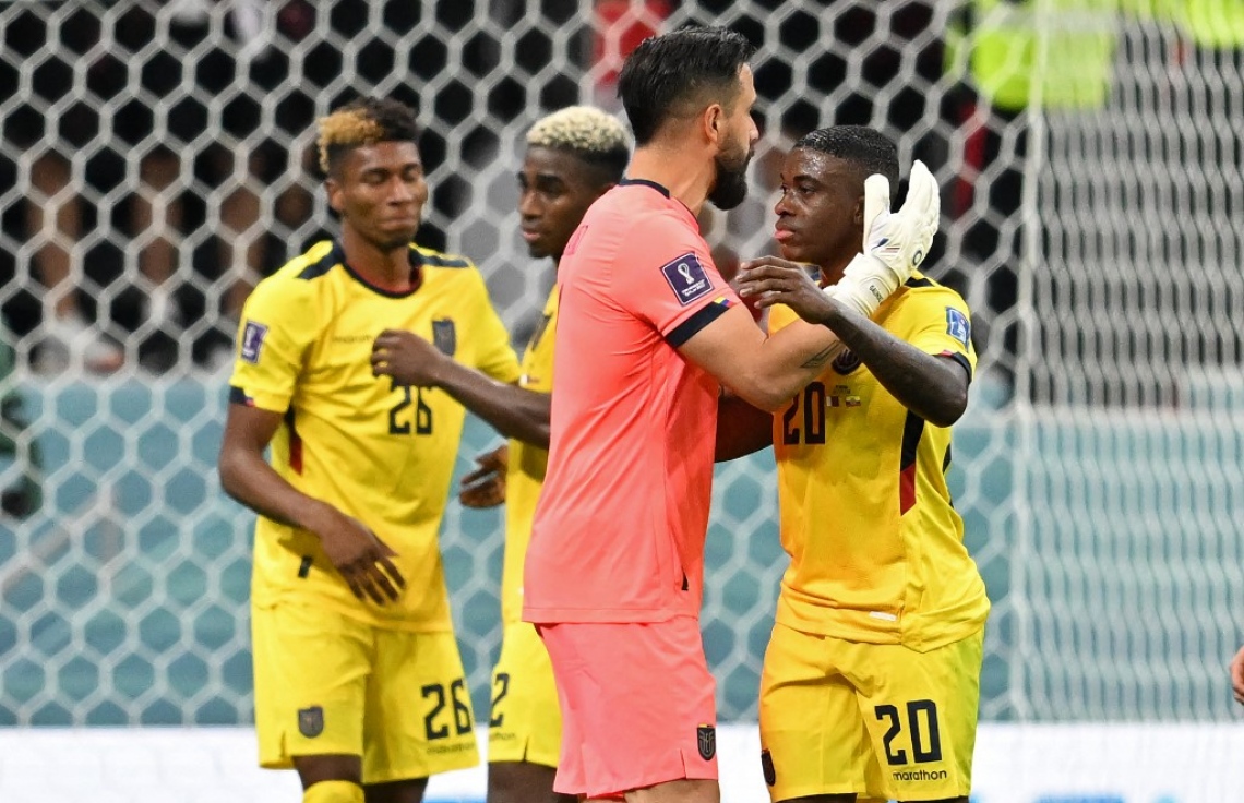 ވޯލްޑް ކަޕުގެ ފުރަތަމަ މެޗުގައި ގަތަރު ކޮޅަށް ލަނޑު ޖެހުމަށް ފަހު އިކުއެޑޯ ކުޅުންތެރިން އުފާފާޅުކުރަނީ. -- ފޮޓޯ: އޭއެފްޕީ