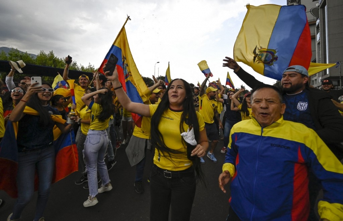 ވޯލްޑް ކަޕުގެ ފުރަތަމަ މެޗުގައި ގަތަރާ ދެކޮޅަށް ނުކުތުމުގެ ކުރިން އިކުއެޑޯ ސަޕޯޓަރުން ދަނޑު ބޭރުގައި ފޯރި ނަގަނީ. -- ފޮޓޯ: އޭއެފްޕީ