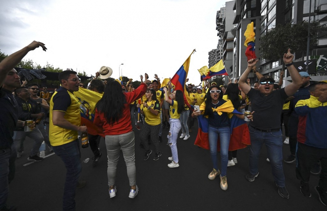 ގަތަރުގެ ބައިތު ސްޓޭޑިއަމްގައި ކުރިއަށްދާ ފީފާ ވޯލްޑް ކަޕްގެ ގްރޫޕް އޭގެ ފުރަތަމަ މެޗުގައި ބައްދަލު ކުރި ގަތަރާއި އިކުއޭޑޯގެ މެޗުން 2-0 ން އިކުއެޑޯ މޮޅުވުމުން އެ ޓީމުގެ ސަޕޯޓަރުން އުފާފާޅުކުރަނީ.-- ފޮޓޯ: އޭއެފްޕީ