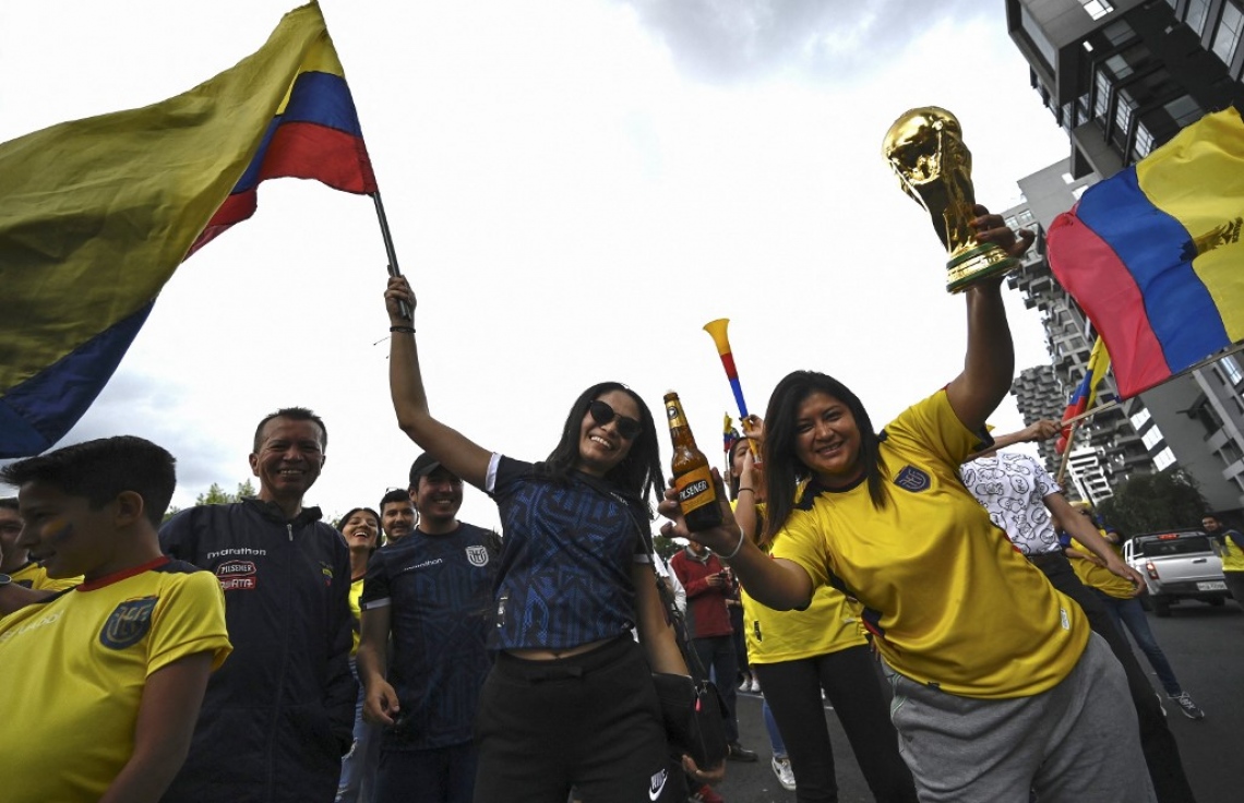 ވޯލްޑް ކަޕުގެ ފުރަތަމަ މެޗުގައި ގަތަރާ ދެކޮޅަށް ނުކުތުމުގެ ކުރިން އިކުއެޑޯ ސަޕޯޓަރުން ދަނޑު ބޭރުގައި ފޯރި ނަގަނީ. -- ފޮޓޯ: އޭއެފްޕީ